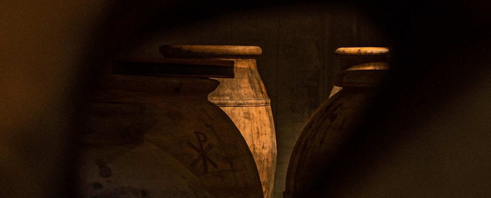 Amphores de vinification dans la cave d'Ab Initio